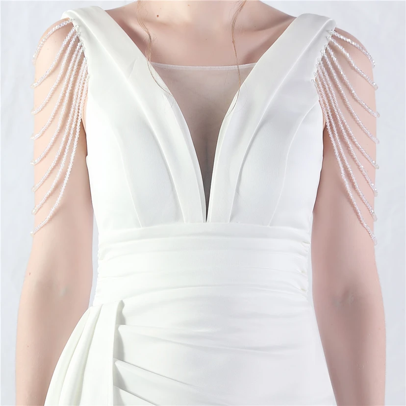 Ein Abendkleid aus insgesamt 8 Farben, gefertigt mit aufwendiger Satinfalttechnik und Perlenstickerei. view 62