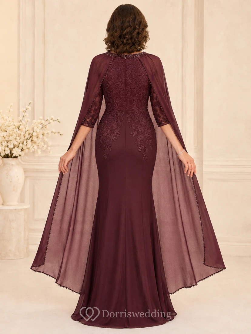 Romantisches, bodenlanges, burgunderrotes Trompetenkleid aus Spitze für die Mutter der Braut mit V-Ausschnitt, Dreiviertelärmeln mit Illusionseffekt, langem Cape und Schleppe. view 2