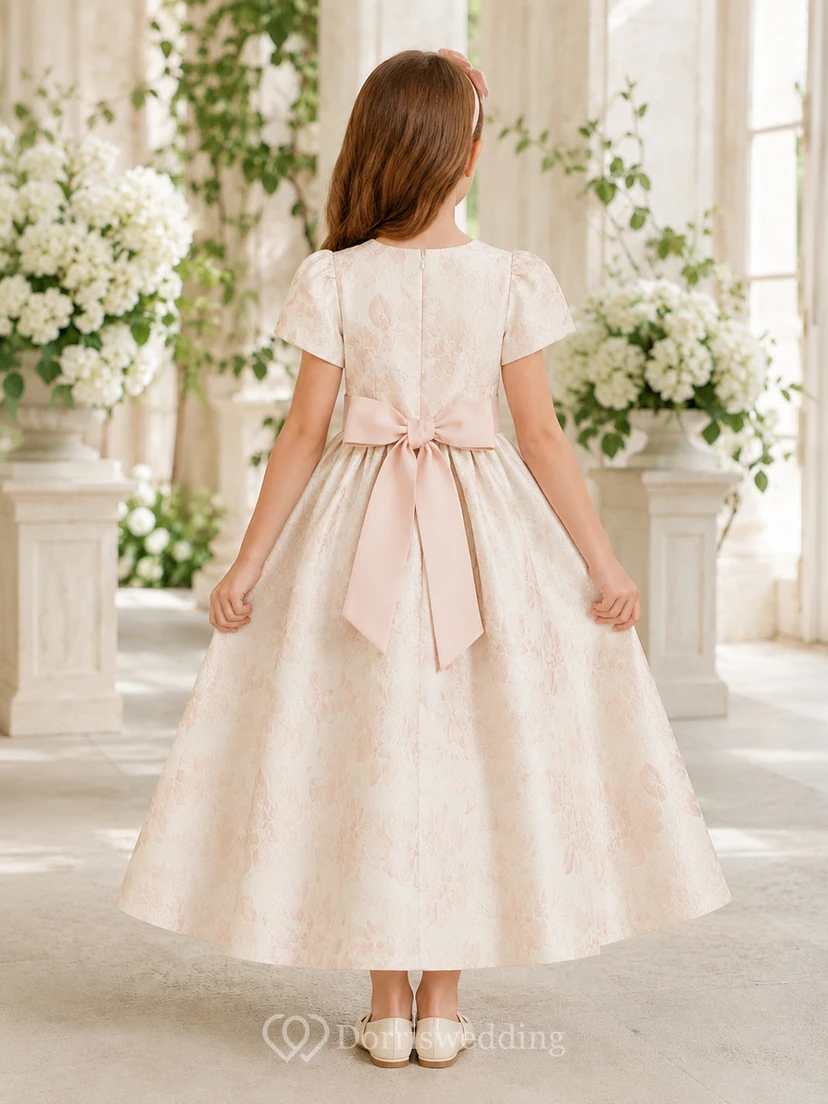 Sencillo vestido de niña de flores de tul con corte en A, cuello joya, falda a media pierna y falda plisada. view 2
