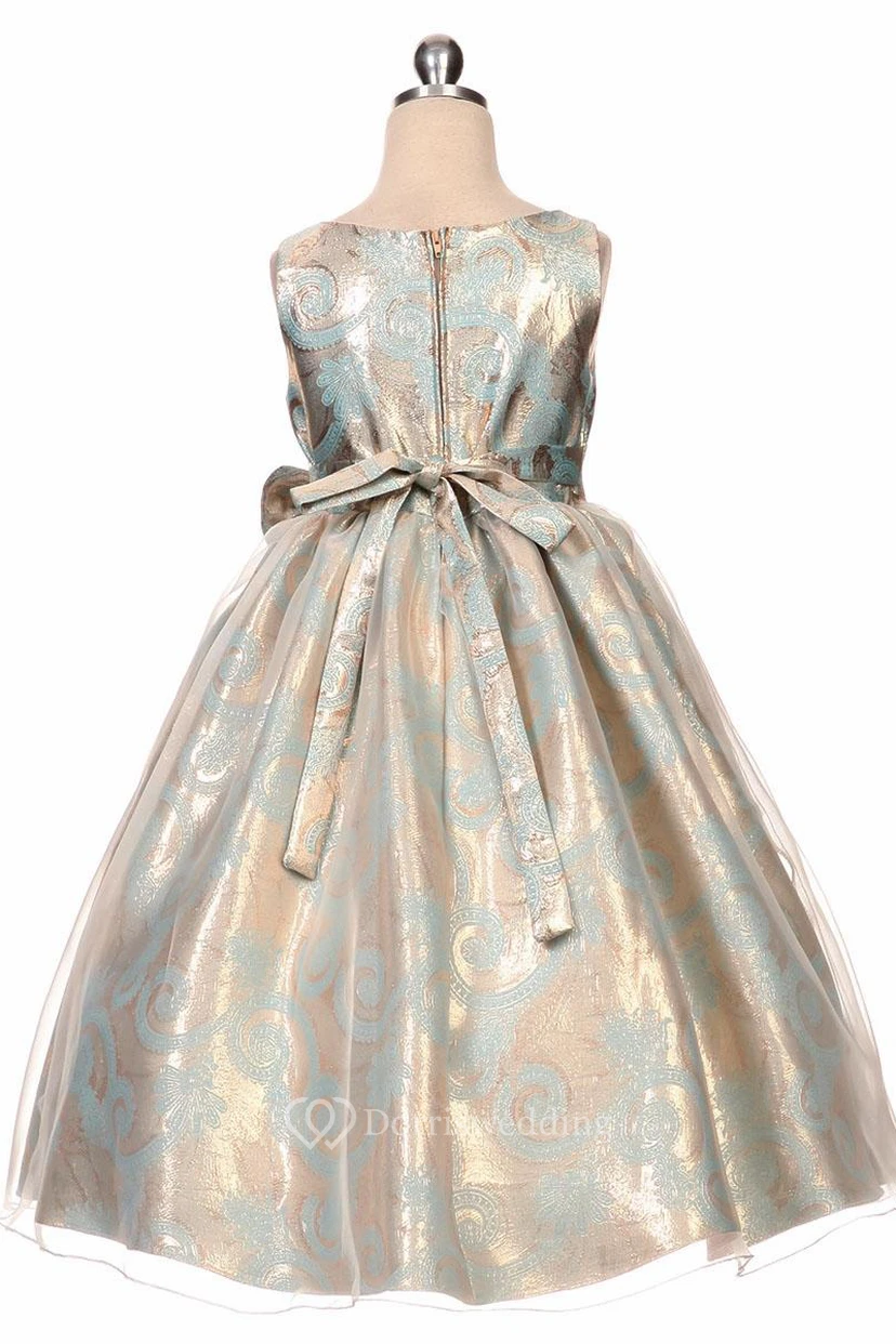 Robe de demoiselle d'honneur mi-longue à volants et nœud papillon, ornée de sequins et d'organza, avec ceinture. view 2