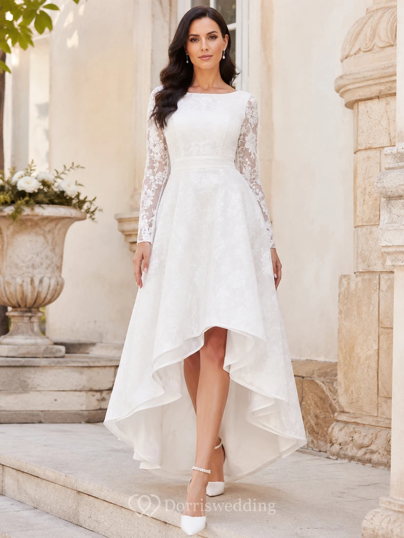 Vestido formal blanco modesto de encaje con escote barco asimétrico y manga larga, estilo juzgado.