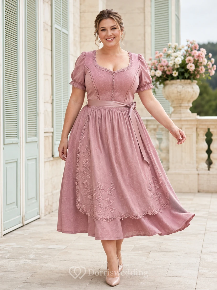 Vestido formal romántico de talla grande color rosa empolvado con encaje, largo hasta la rodilla y mangas abullonadas.