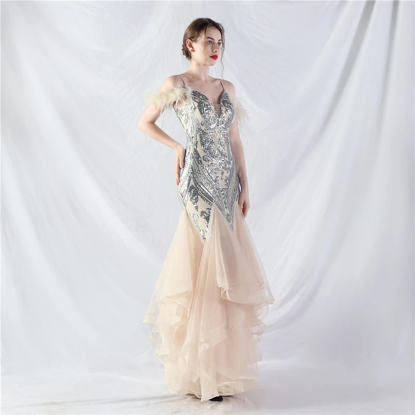 Robe de danse artisanale en filet rigide orné de plumes d'autruche, de perles et de fleurs, confectionnée en maille. view 62