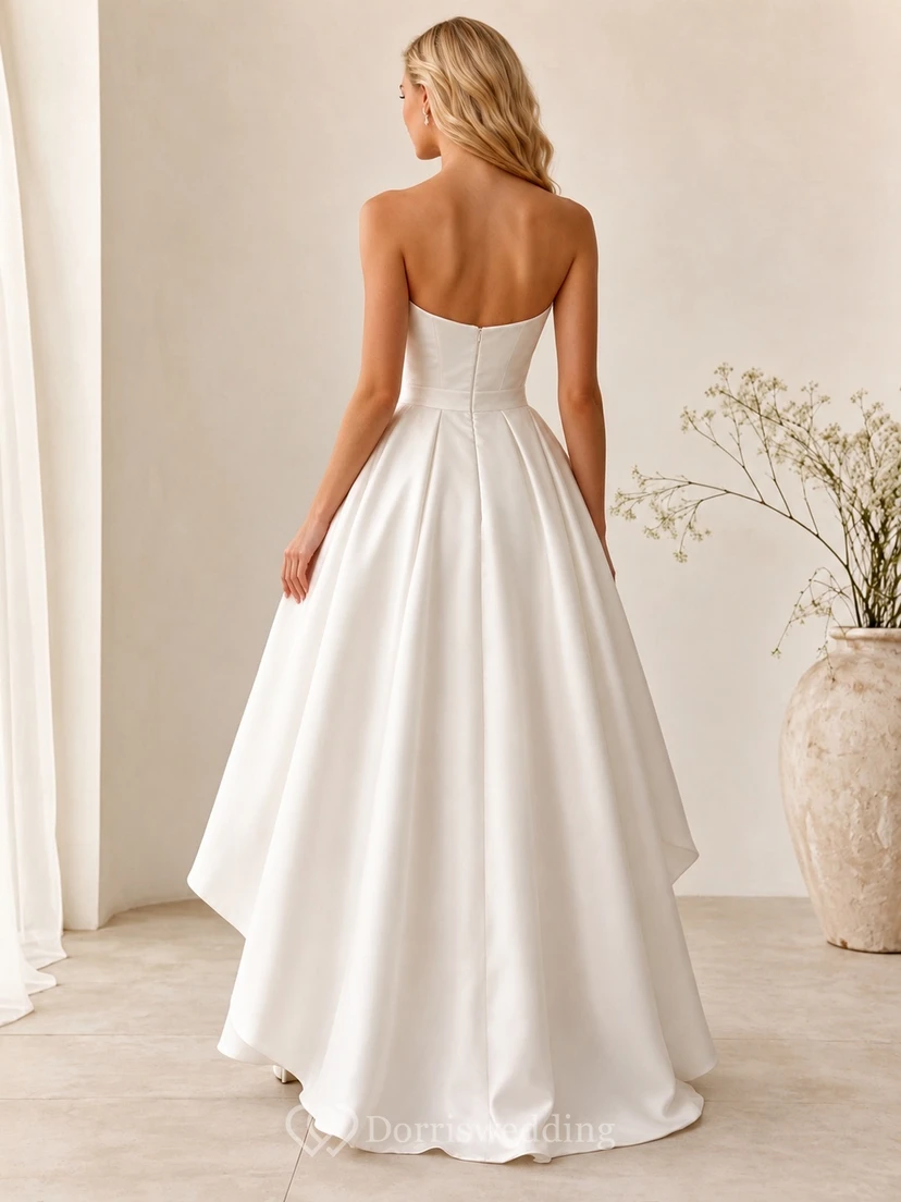 Robe de mariée moderne en satin, coupe trapèze, bustier asymétrique, sans manches, style cascade, style civil view 2