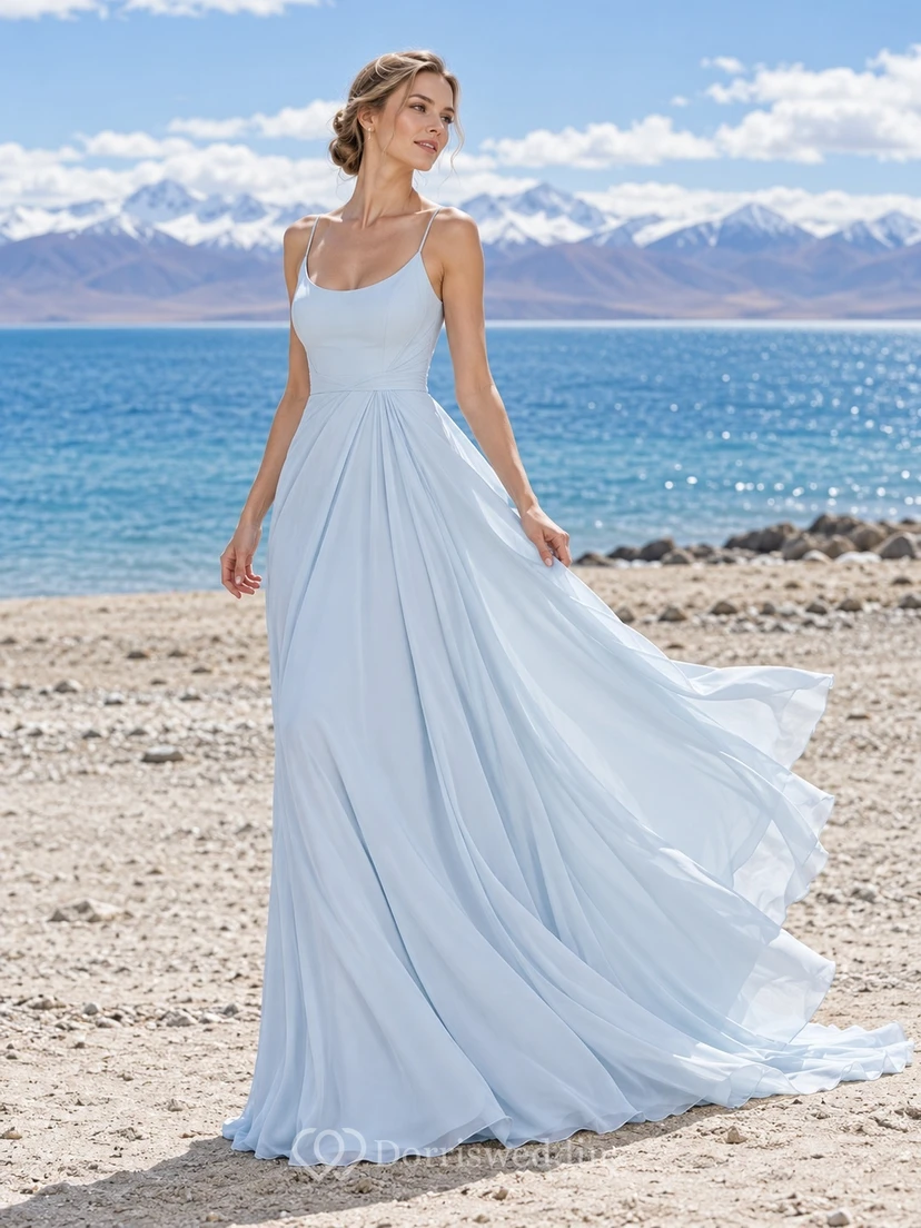 Sencillo vestido de novia azul cielo con tirantes finos y corte en A fruncido