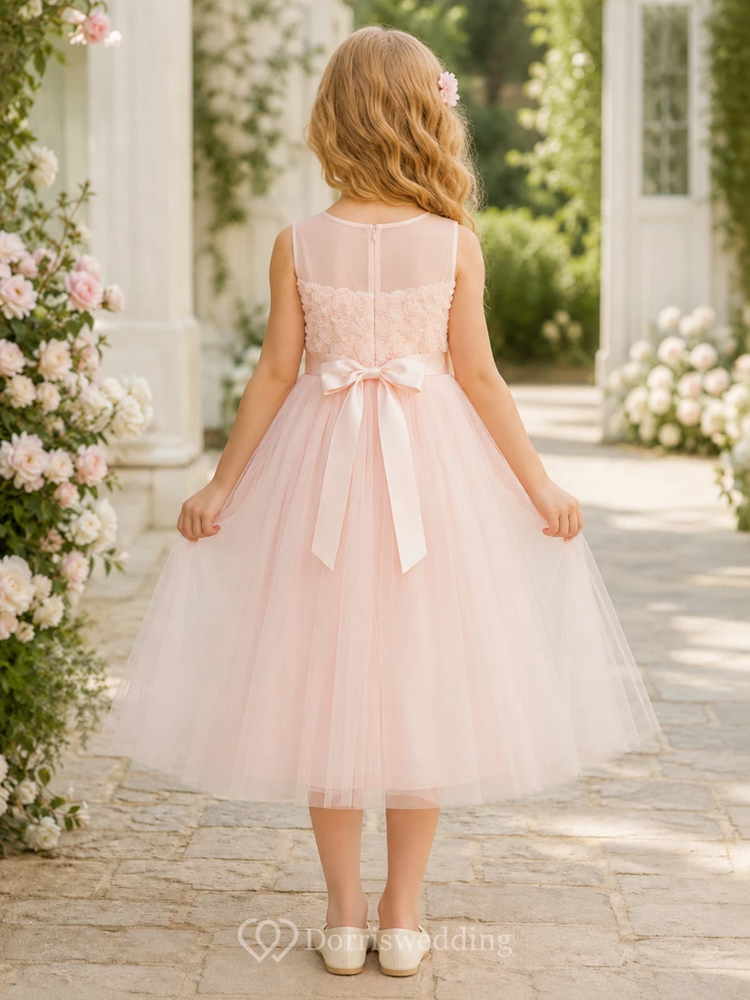 Vestido de niña de flores de tul con mangas abullonadas, corte en A, cuello joya, falda a media pierna y detalle de lazo. view 2