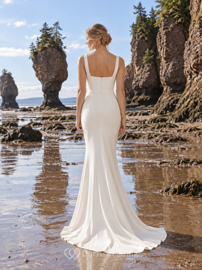 Vestido de novia de escote cuadrado con tirantes anchos, silueta sirena de crepé y cola larga. view 2