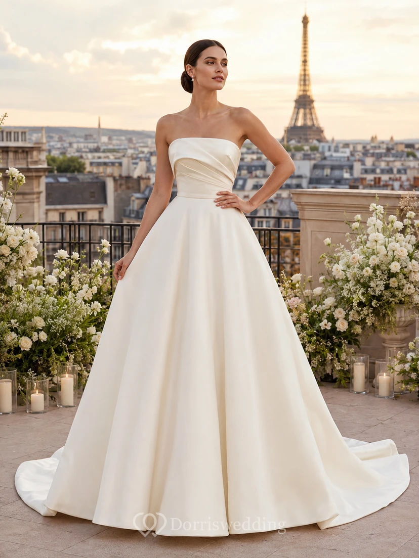 Robe de bal moderne bustier drapée en satin avec nœud et traîne chapelle, idéale pour un mariage à destination