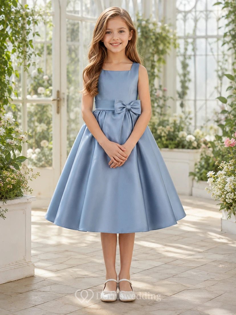 Vestido de niña de las flores, azul acero, satén, corte en A, cuello joya, largo midi, lazo en la espalda.