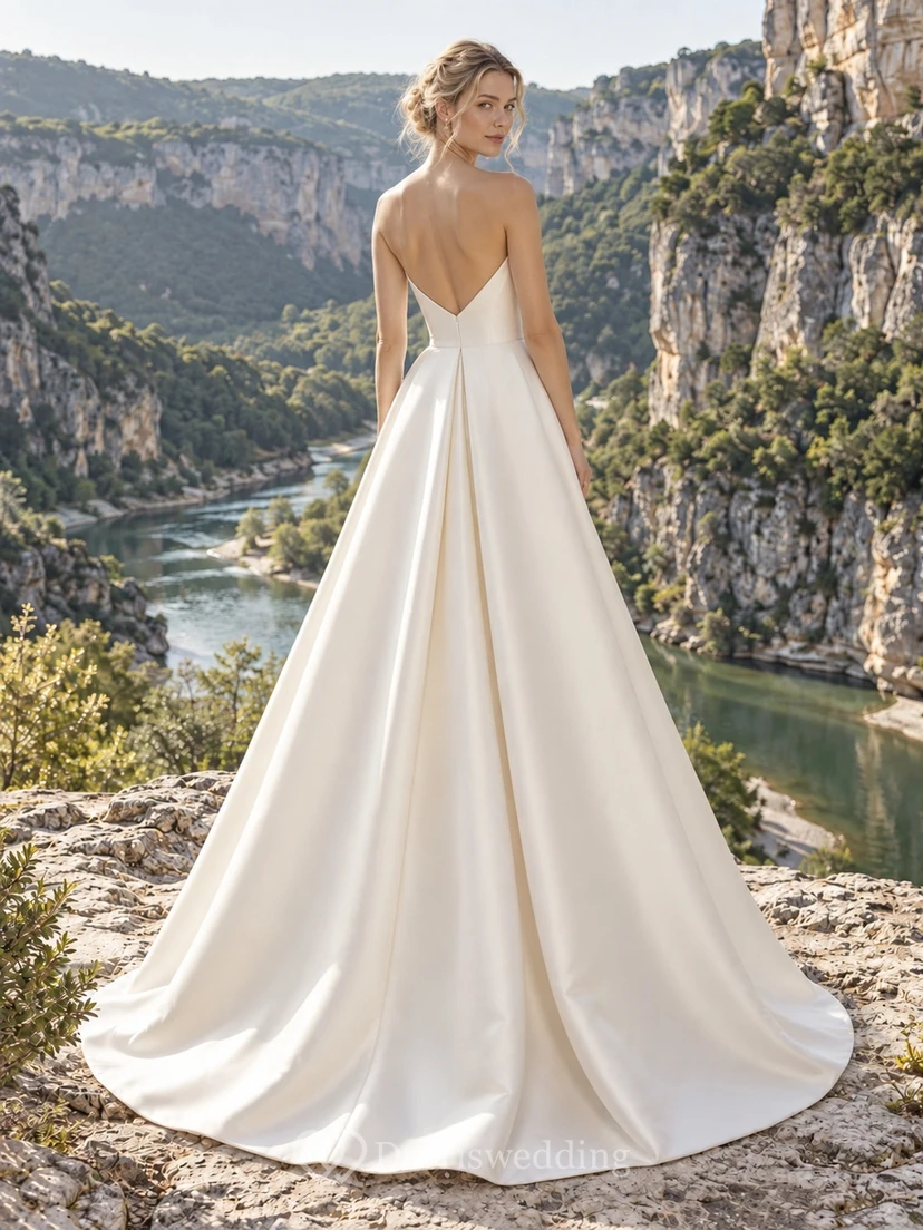 Vestido de novia sencillo de satén duquesa, corte A, sin mangas y con cola. view 2