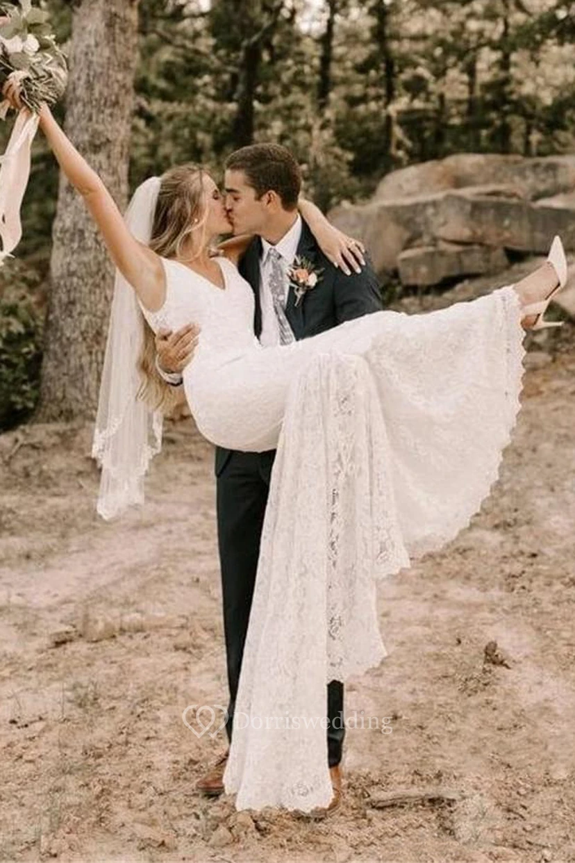 Robe de mariée bohème en dentelle vaporeuse, col en V, sans manches, traîne courte view 4