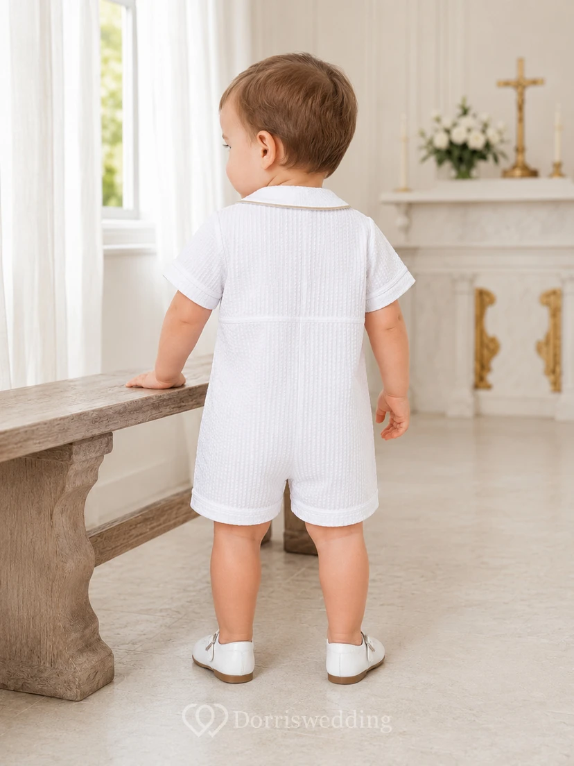 Sommerlicher weißer Kurzarm-Baby-Jungen-Taufanzug mit feinen Abnähern und kurzen Ärmeln, verziert mit feinen Biesen view 2
