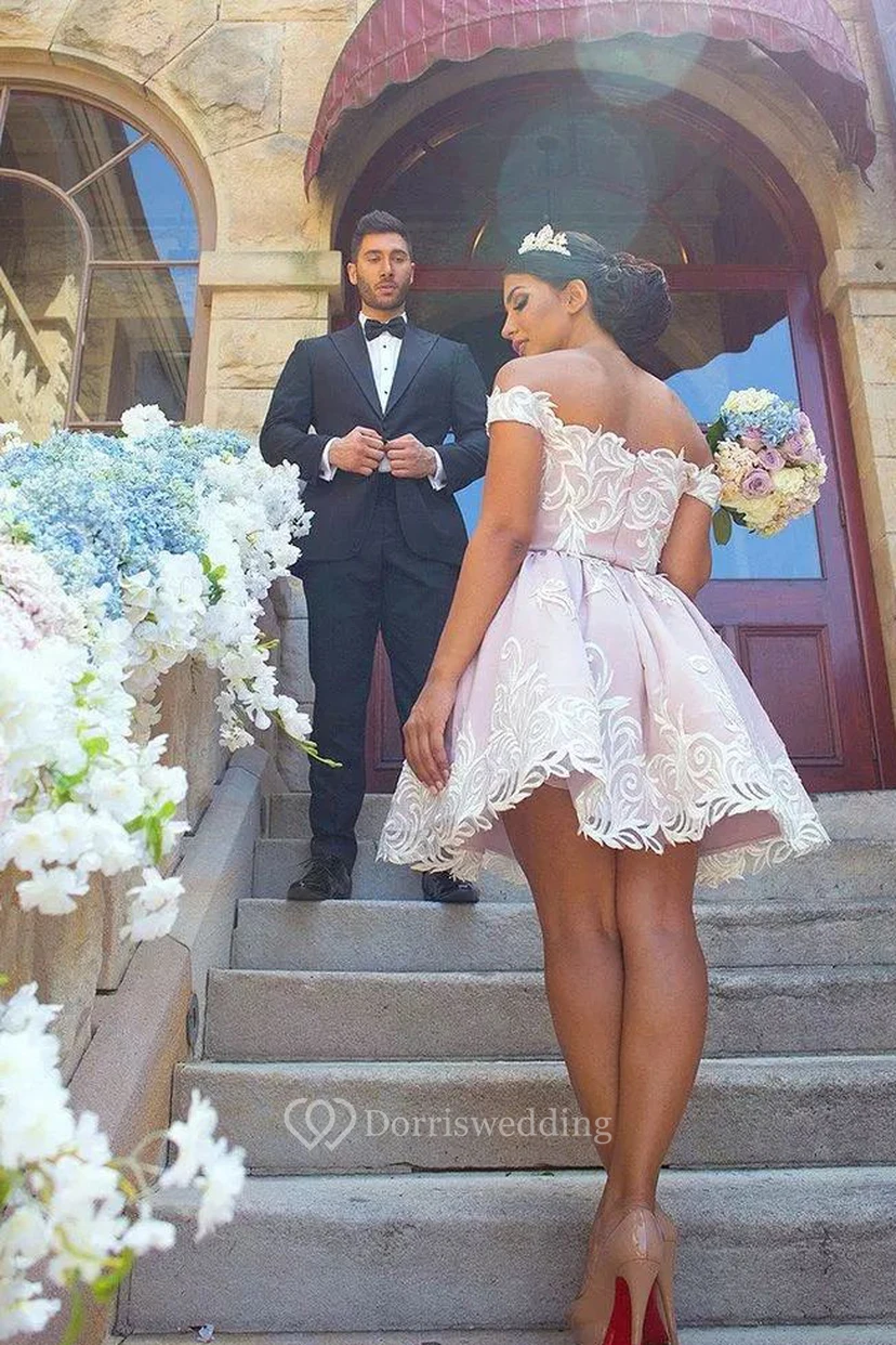 Ärmelloses, kurzes Mini-Abendkleid in A-Linie mit Spitze, schulterfrei, Reißverschluss. view 2