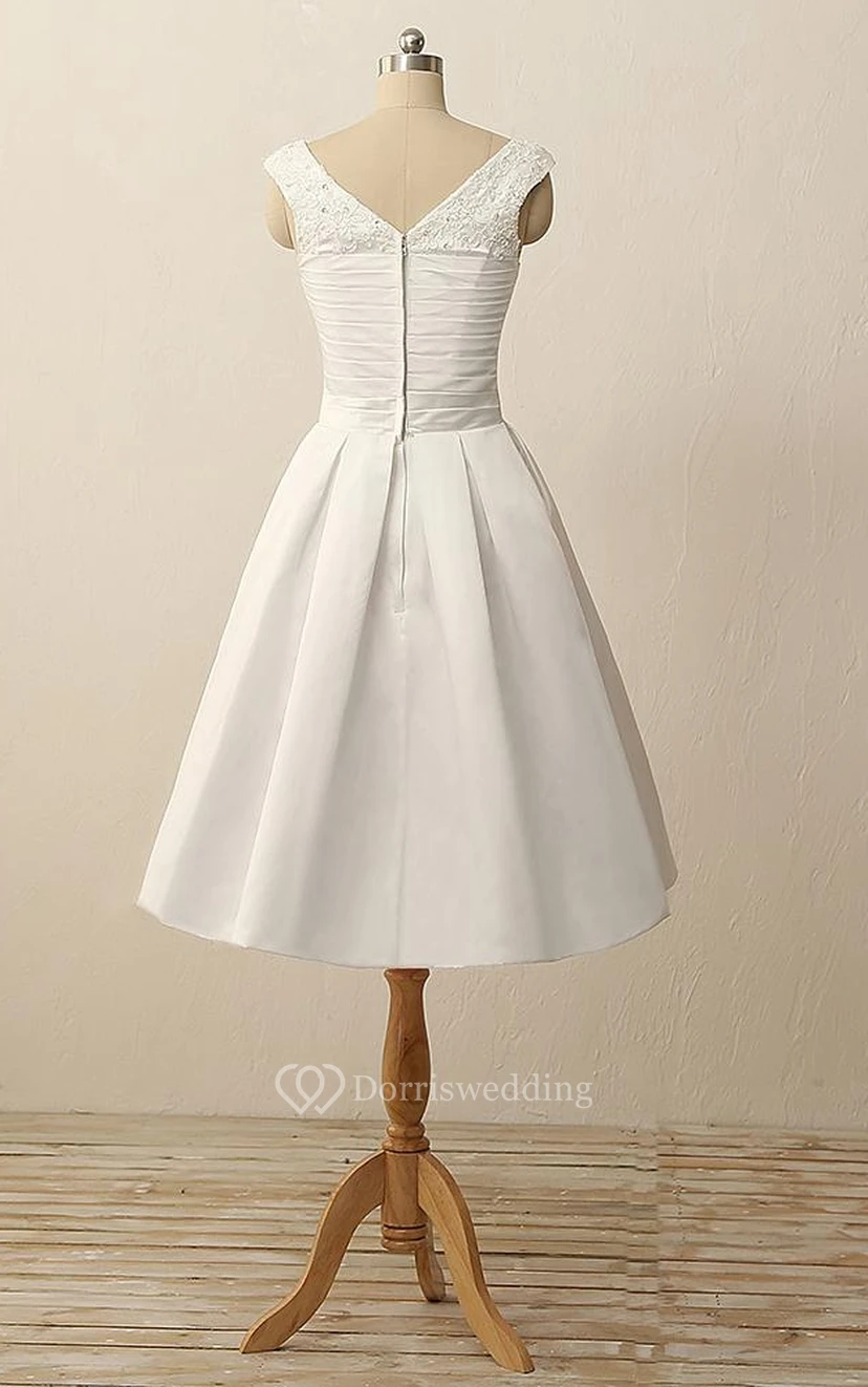 Robe courte en satin à col en V plissé et ornée de perles et d'appliques view 5