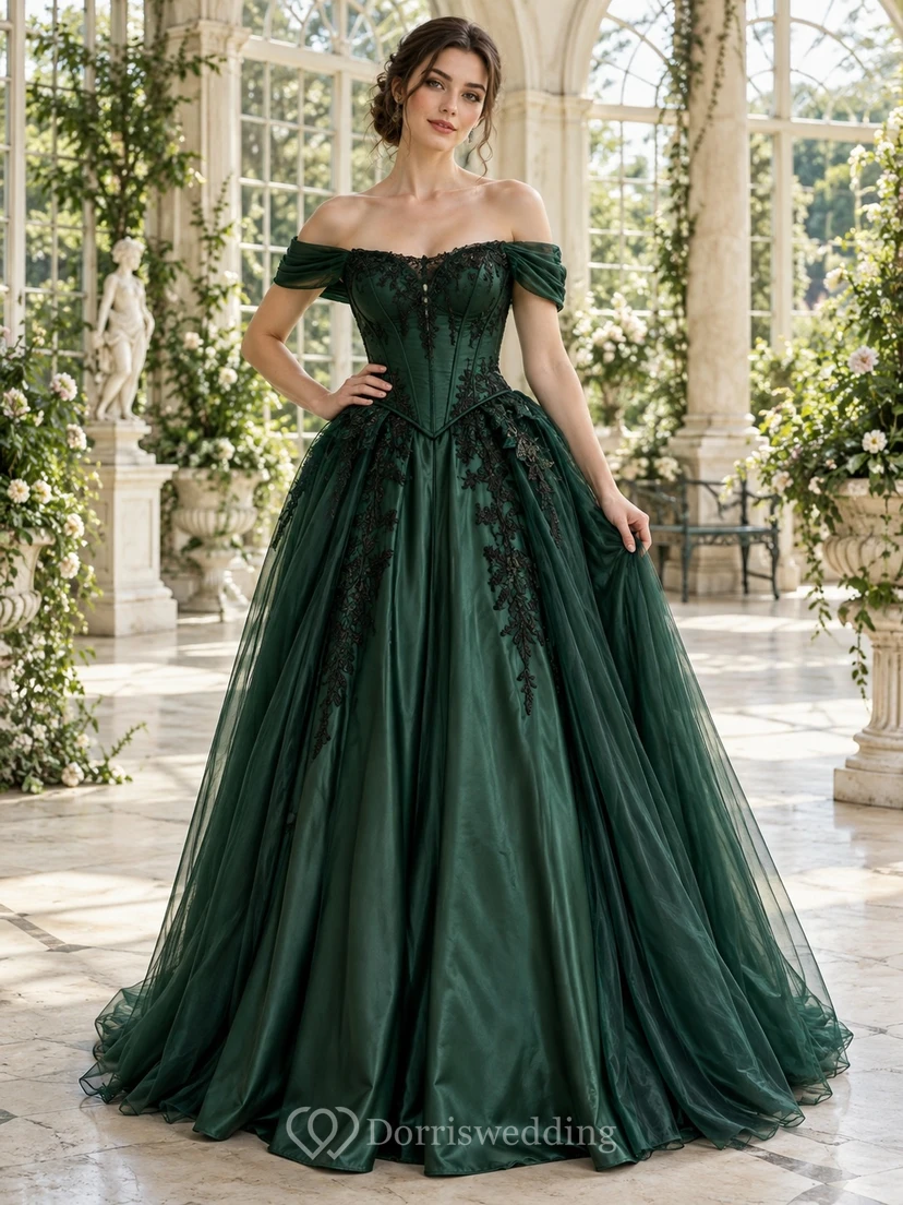 Vestido formal largo hasta el suelo, de satén y tul verde oscuro, con hombros descubiertos y mangas cortas.