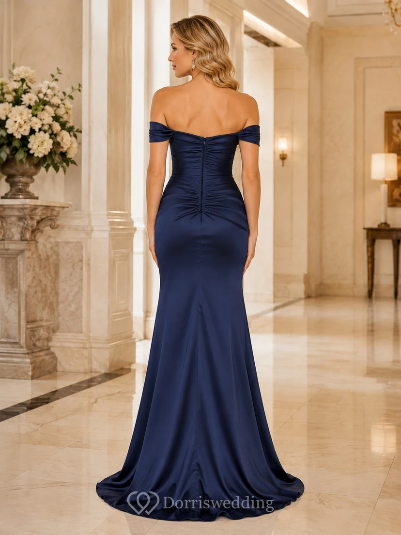 Robe sirène longue en satin bleu marine à épaules dénudées et fente view 2