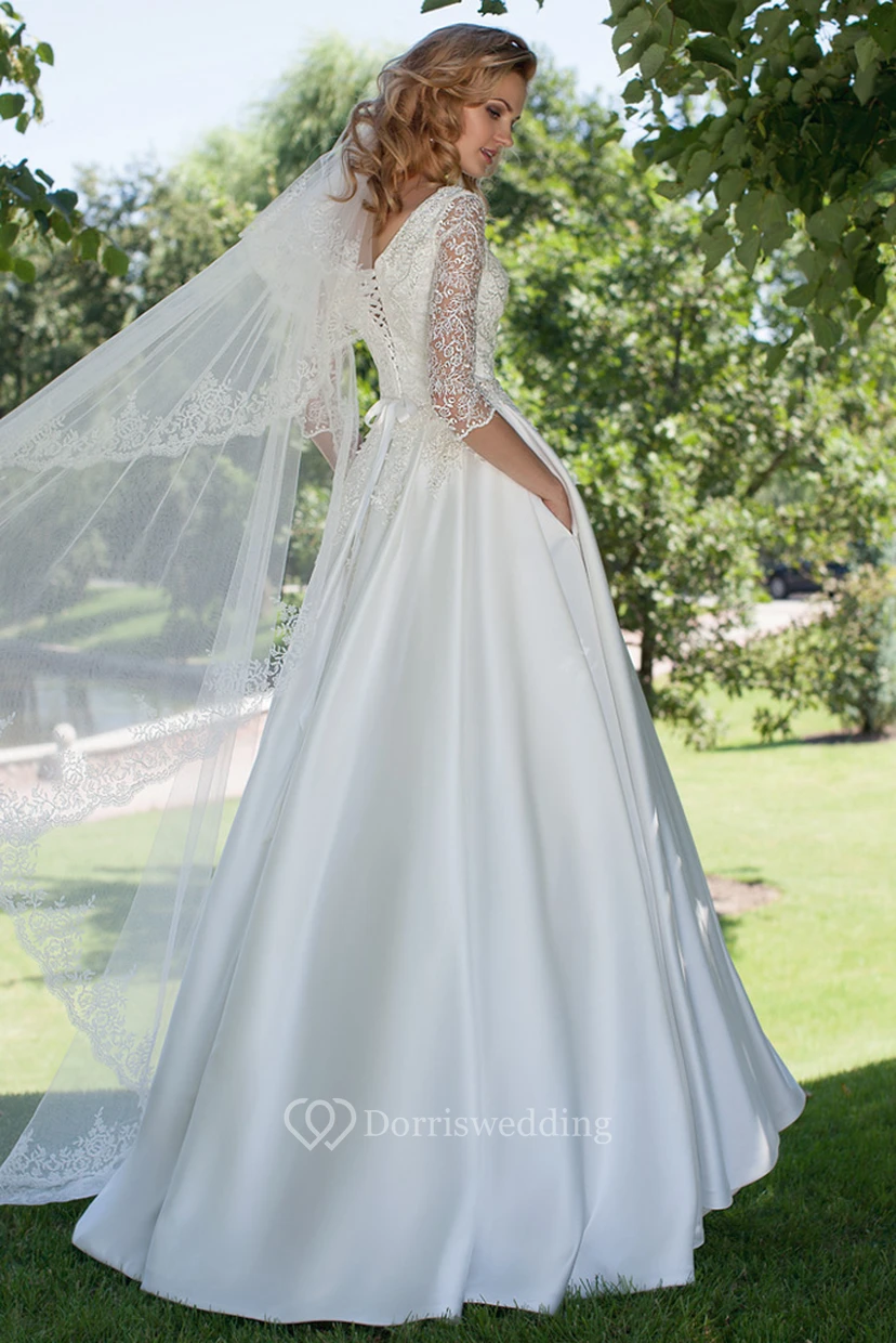 Robe de mariée modeste en satin, coupe trapèze, col en V, manches 3-4, ornée d'appliqués view 2