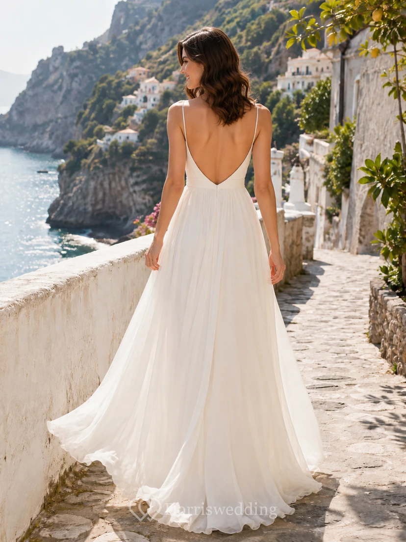 Chiffon-Brautkleid mit tiefem Rückenausschnitt und V-Ausschnitt für eine mediterrane Hochzeit an einer Klippe view 2