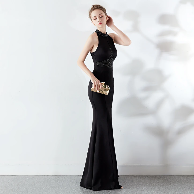 Robe de mariée longue rouge à traîne et col halter, style automne, pour un banquet de mariage ou une soirée. view 25