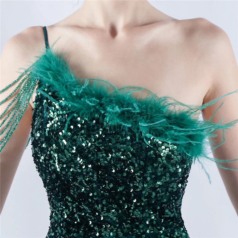 Robe de soirée longue à une épaule, ornée de plumes d'autruche, de perles et de sequins, avec col asymétrique et fente haute. view 56