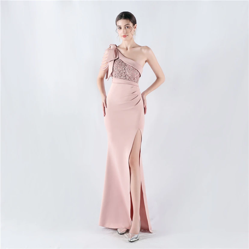 Vestido de noche de satén de alta gama con encaje de diamantes y diseño artesanal. view 42