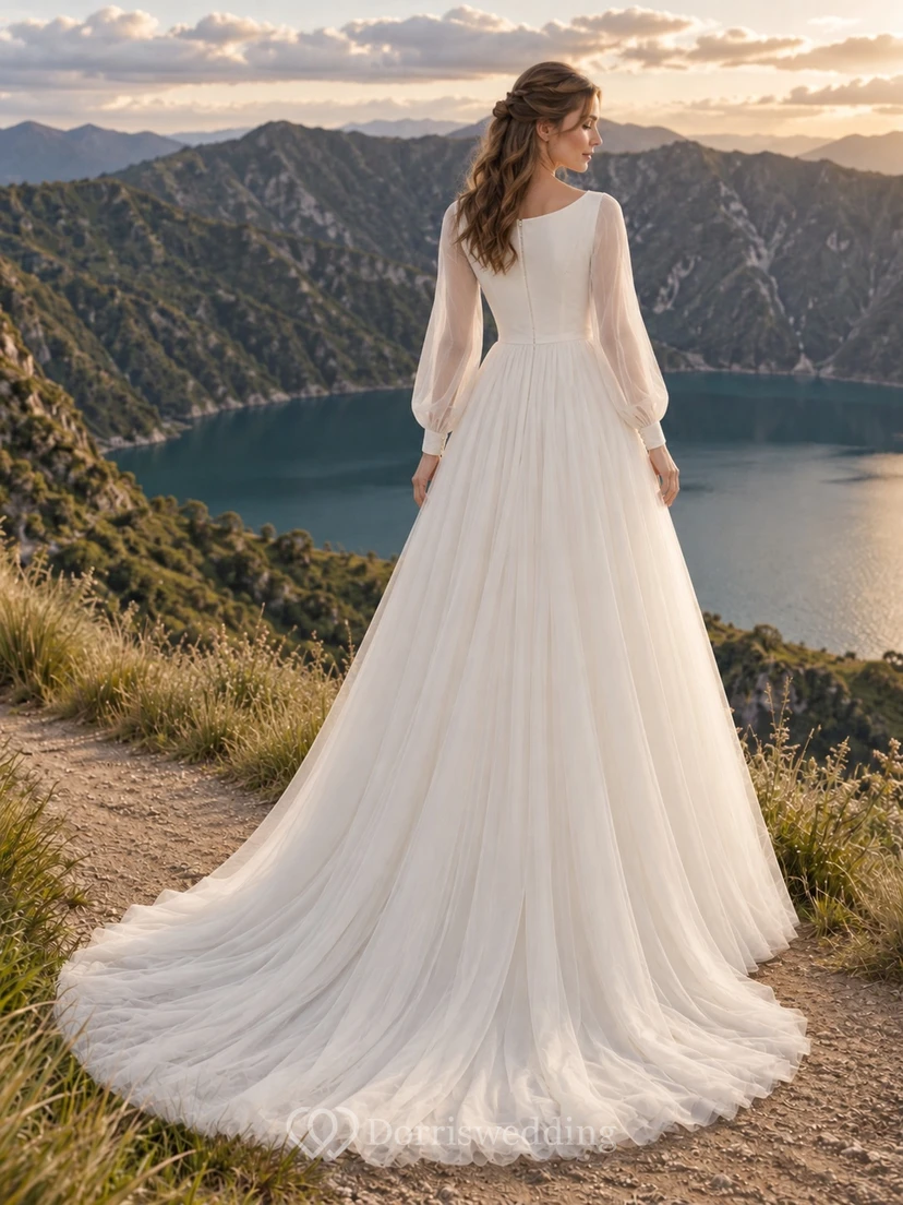 Vestido de novia de tul de manga larga con escote barco, corpiño y cola de corte modesto. view 2