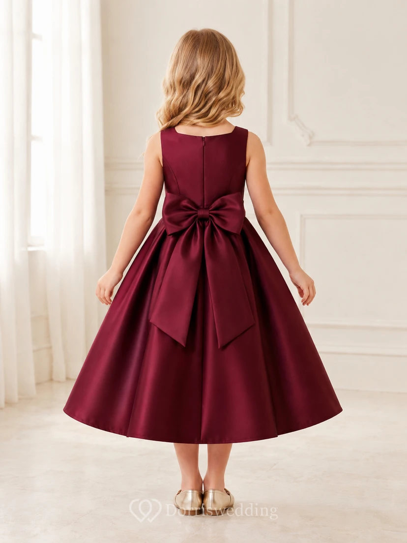Robe de demoiselle d'honneur bordeaux en satin, col carré, sans manches, longueur thé, coupe trapèze, avec nœud, idéale pour un mariage champêtre. view 2