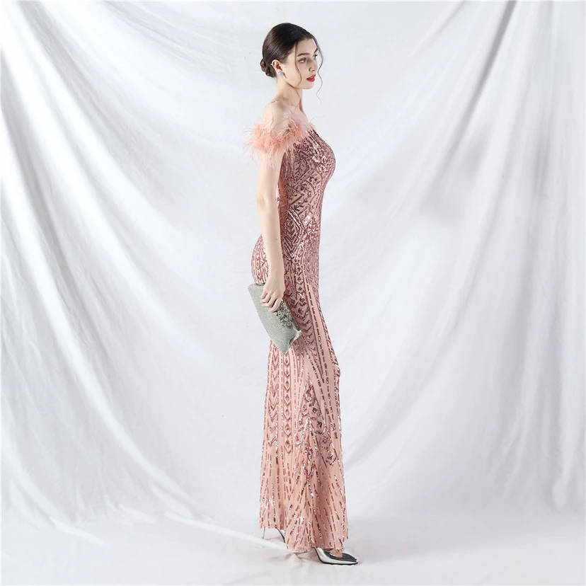 Robe de soirée haut de gamme ornée de perles florales et de plumes d'autruche. view 93