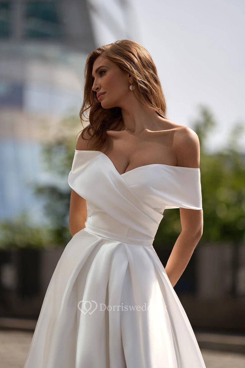 Vestido de novia de satén con escote Bardot, corte imperio, corte en A, escote cruzado y abertura frontal. view 3