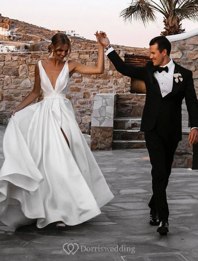 Modernes A-Linien-Brautkleid aus Satin mit V-Ausschnitt und hohem Beinschlitz view 3
