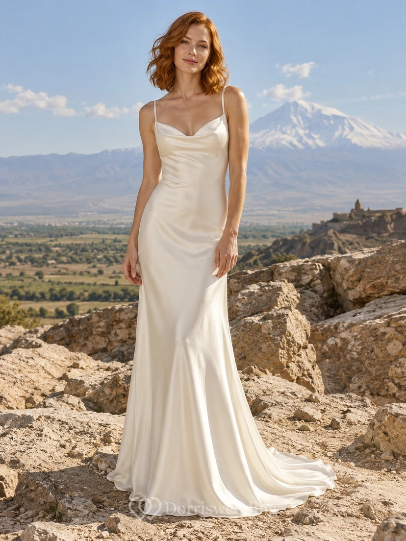 Vestido de novia sencillo de satén con escote corazón y tirantes finos, con cola.