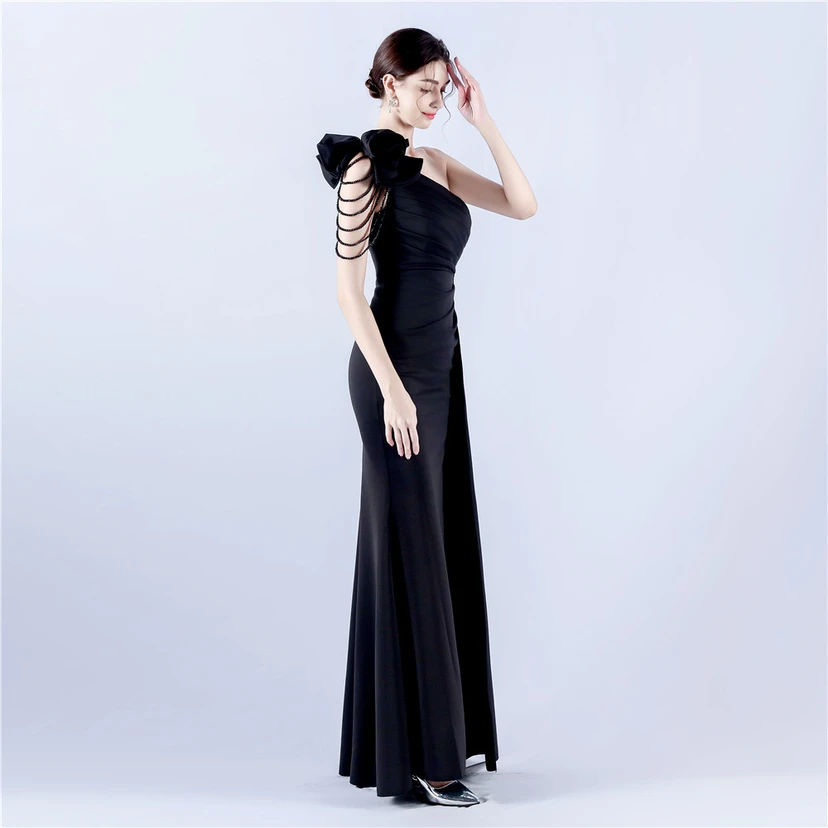 Vestido de noche de satén plisado con hombros descubiertos y escote alto, bordado a mano con cuentas y flores, para mujer. view 6