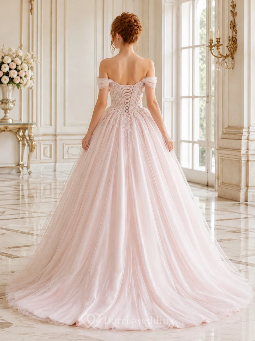 Vestido de novia de gala de satén rosa palo con corsé floral y hombros descubiertos para capilla view 2