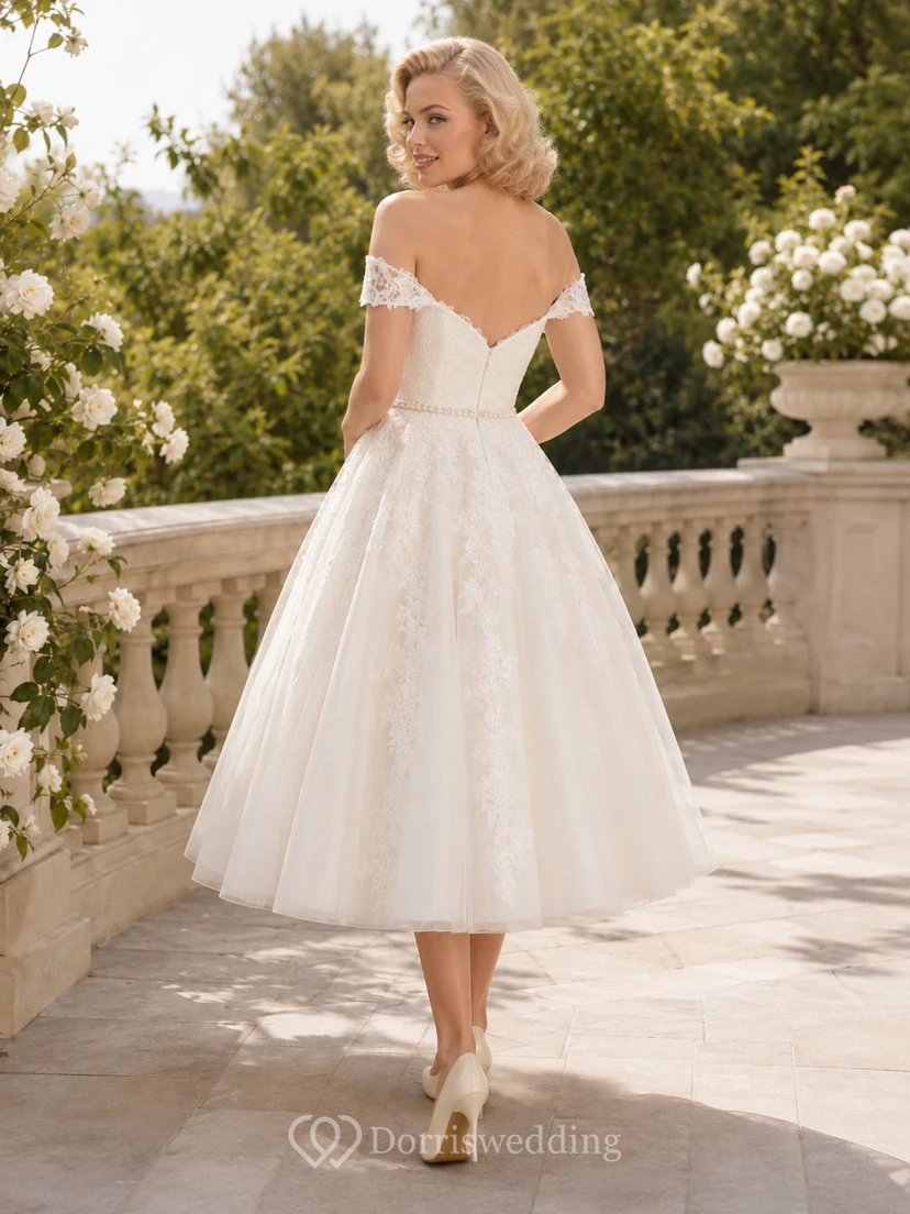 Robe de mariée vintage années 1950, épaules dénudées, manches en dentelle, tulle, coupe trapèze, longueur thé view 2
