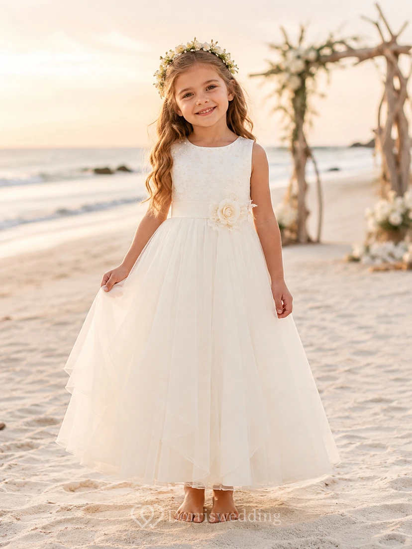 Vestido de niña de flores de satén color marfil, corte en A, sin mangas, cuello joya, largo midi, detalle de lazo