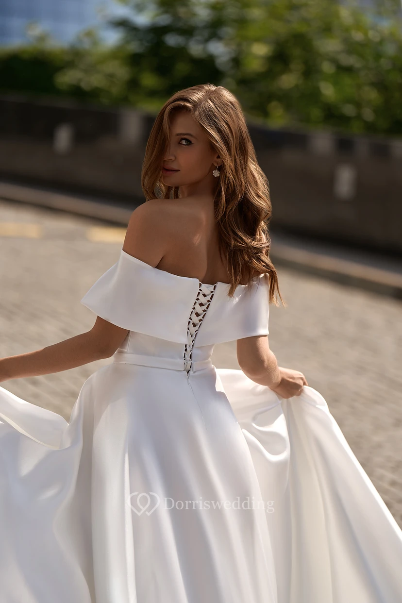 Vestido de novia de satén con escote Bardot, corte imperio, corte en A, escote cruzado y abertura frontal. view 4