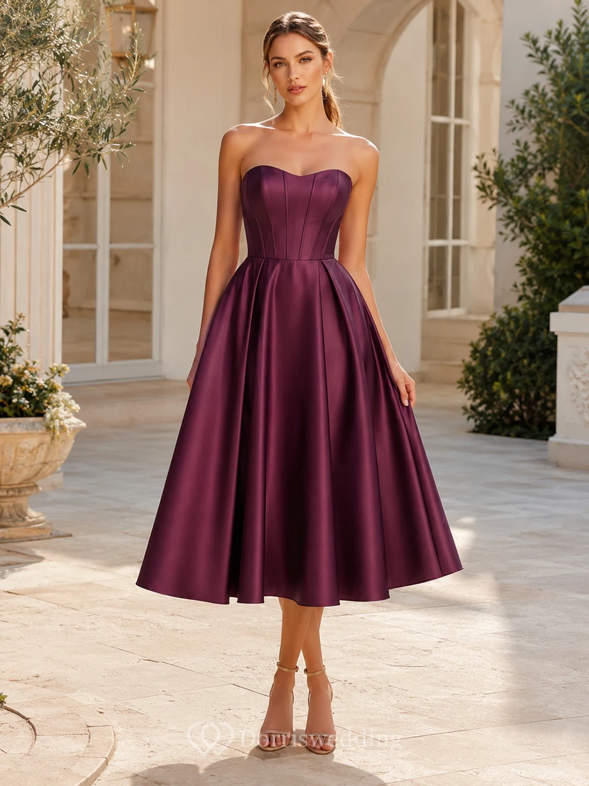 Vestido de fiesta largo hasta la rodilla de satén color ciruela sin tirantes con escote corazón