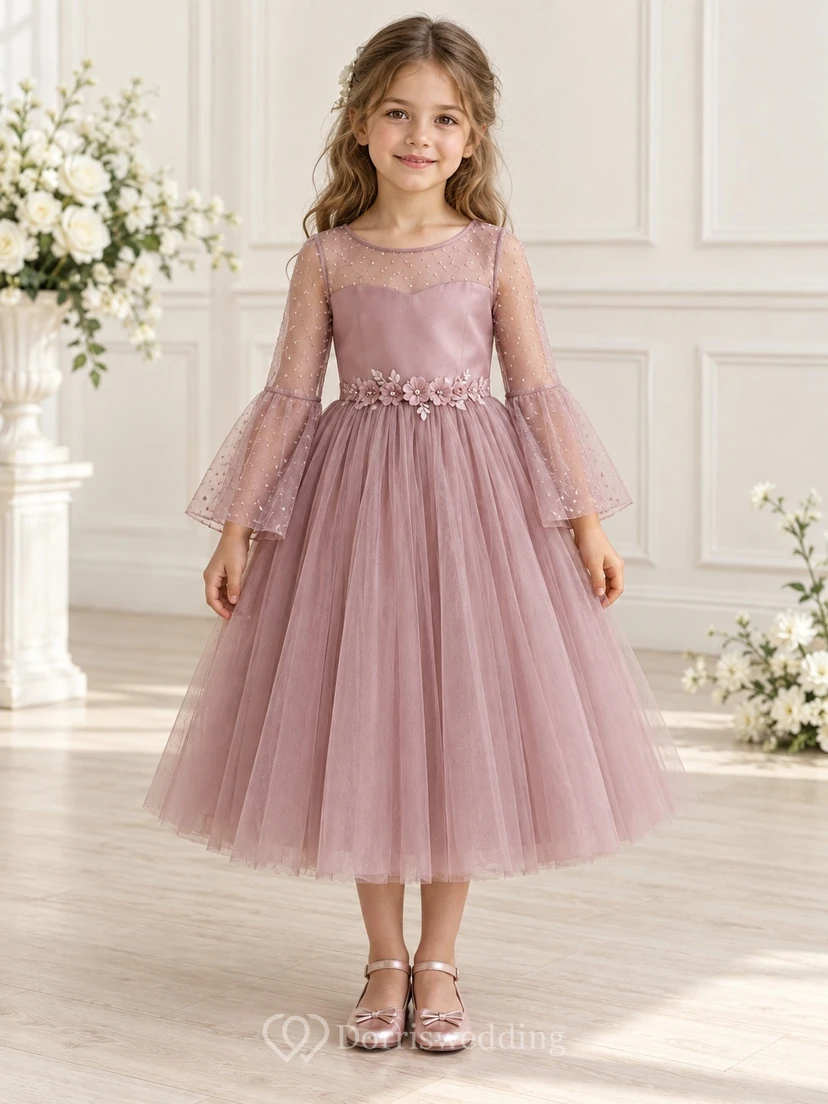 Teelanges, malvenfarbenes Kleid mit Glockenärmeln, Illusionsausschnitt, Blumenmuster an der Taille und Tüllrock für Blumenmädchen