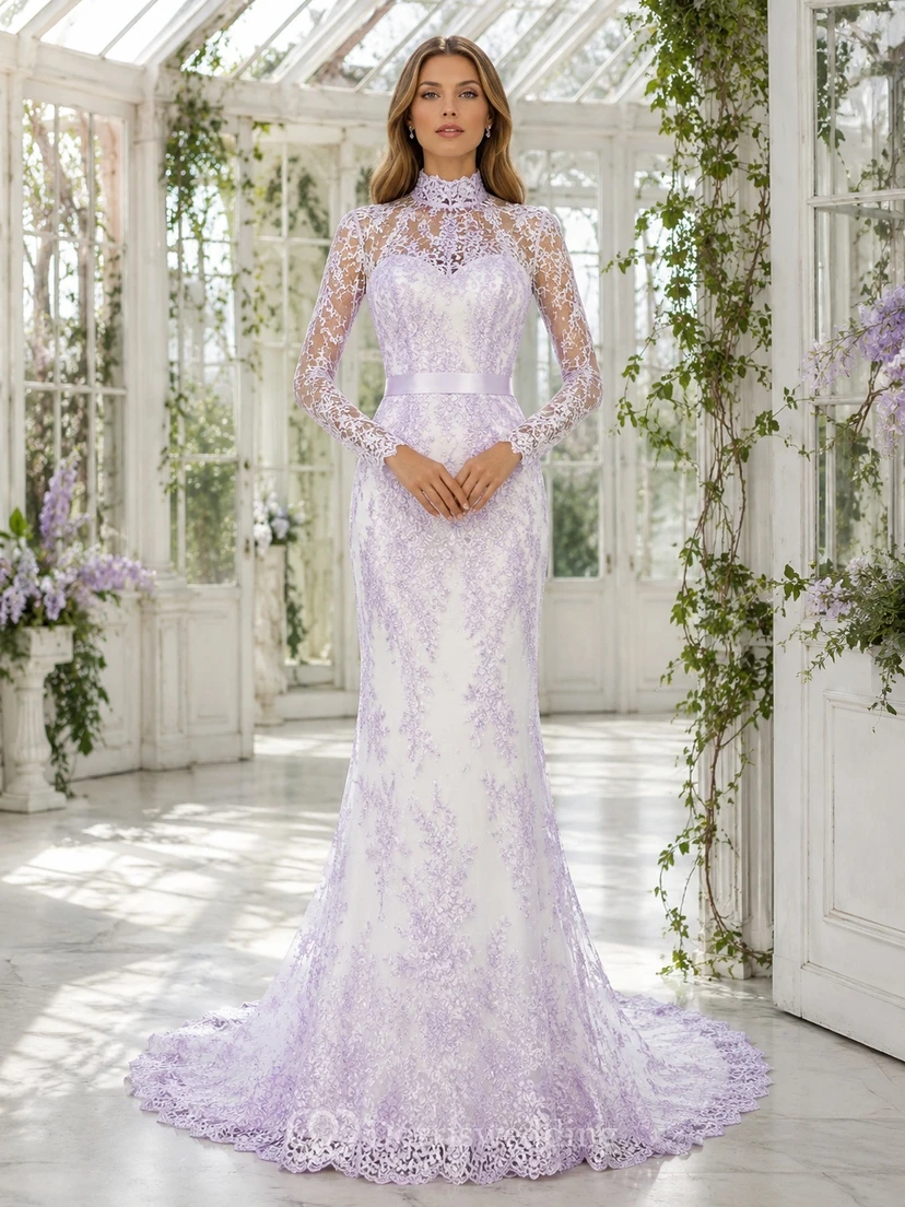 Lavendelfarbenes Brautkleid im Meerjungfrauenstil mit floraler Spitze, hohem Kragen, langen Ärmeln und Kathedralenschleppe