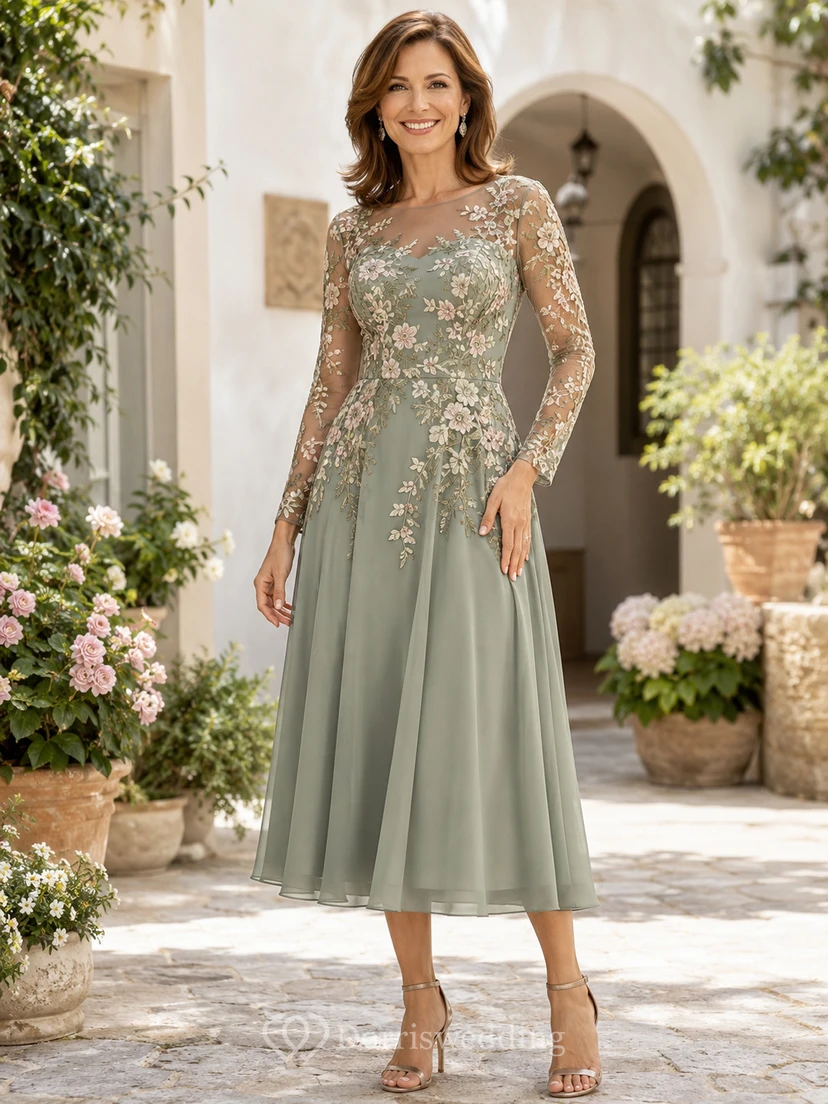 Romantisches, teelanges A-Linien-Tüllkleid in Salbeigrün mit Rundhalsausschnitt, farbiger Blumenstickerei und langen Illusionsärmeln für die Mutter der Braut