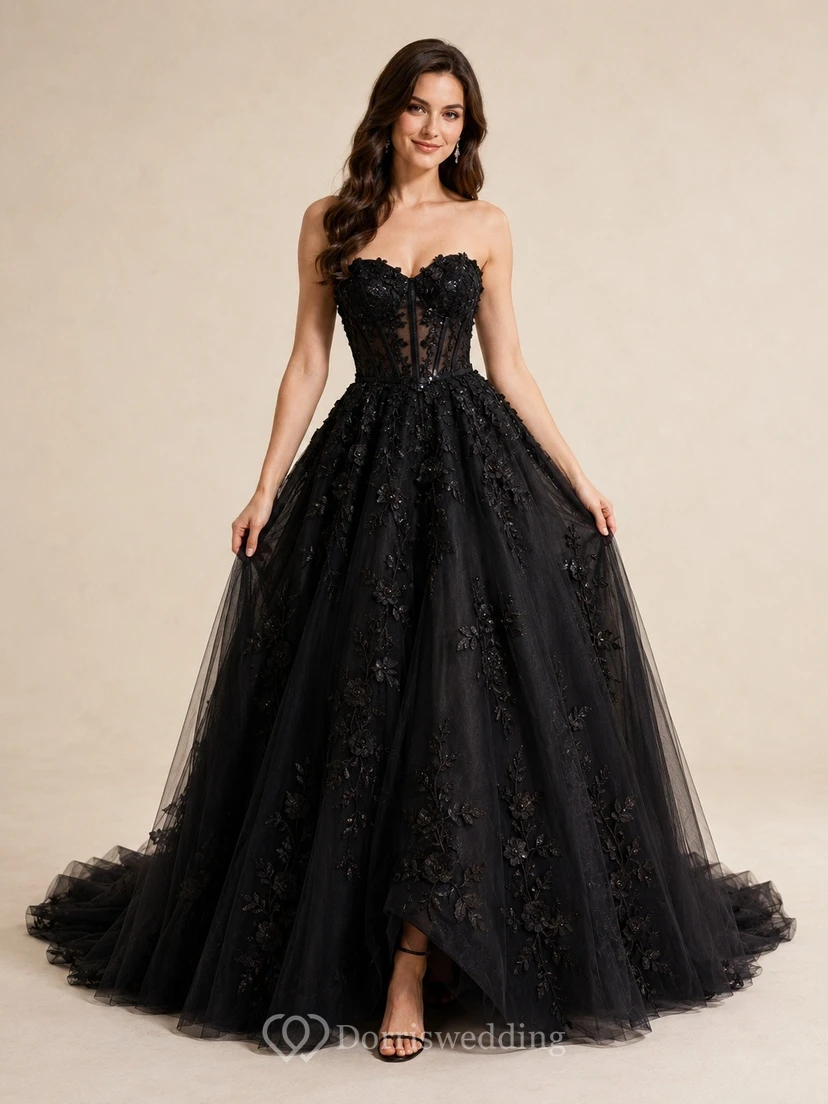 Vestido de novia clásico de gala negro con cola larga y encaje.
