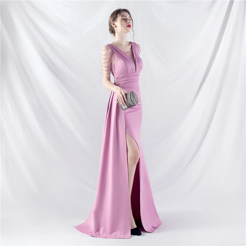 Ein Abendkleid aus insgesamt 8 Farben, gefertigt mit aufwendiger Satinfalttechnik und Perlenstickerei. view 5