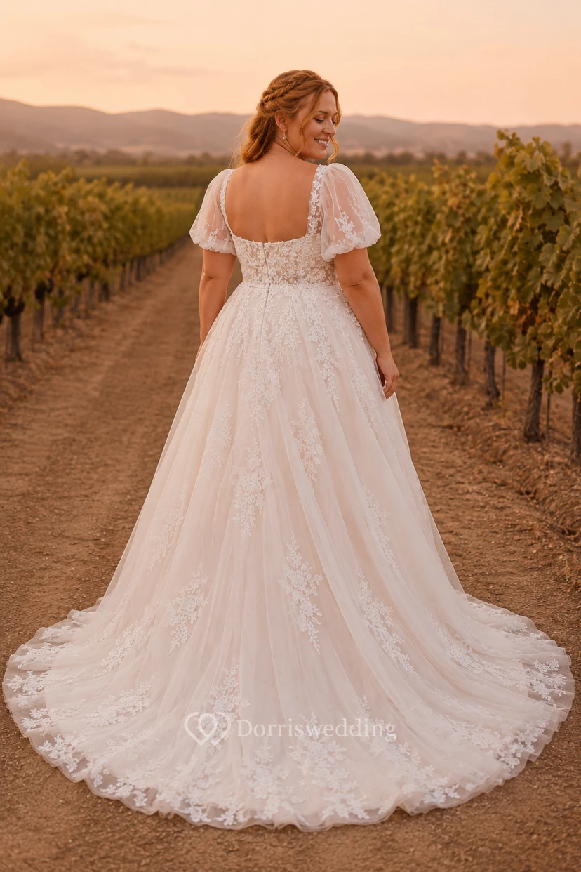 Vestido de novia de talla grande con escote cuadrado, mangas abullonadas, encaje y corte en A con cola. view 2