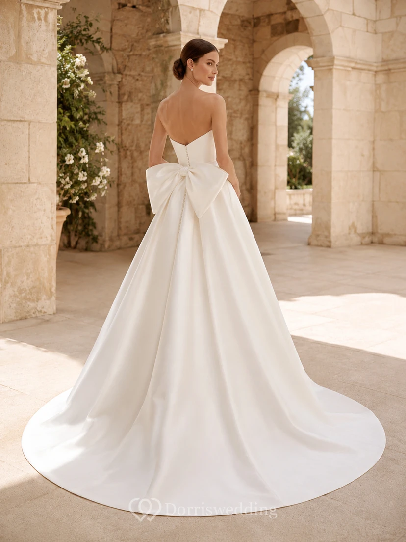 Robe de bal bustier en satin simple avec nœud dans le dos, robe de mariée de style chapelle view 2