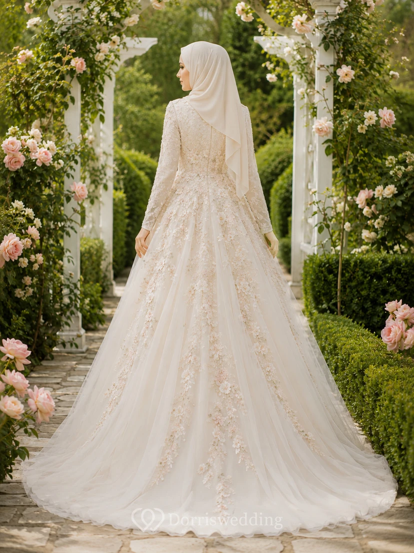 Robe de mariée musulmane modeste à manches longues et coupe trapèze ornée d'appliqués floraux. view 2