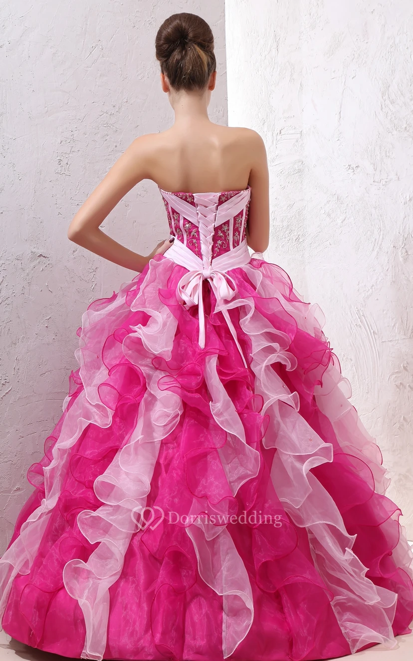 Figurschmeichelndes Ballkleid aus Organza mit Rüschen und Stickereien view 2