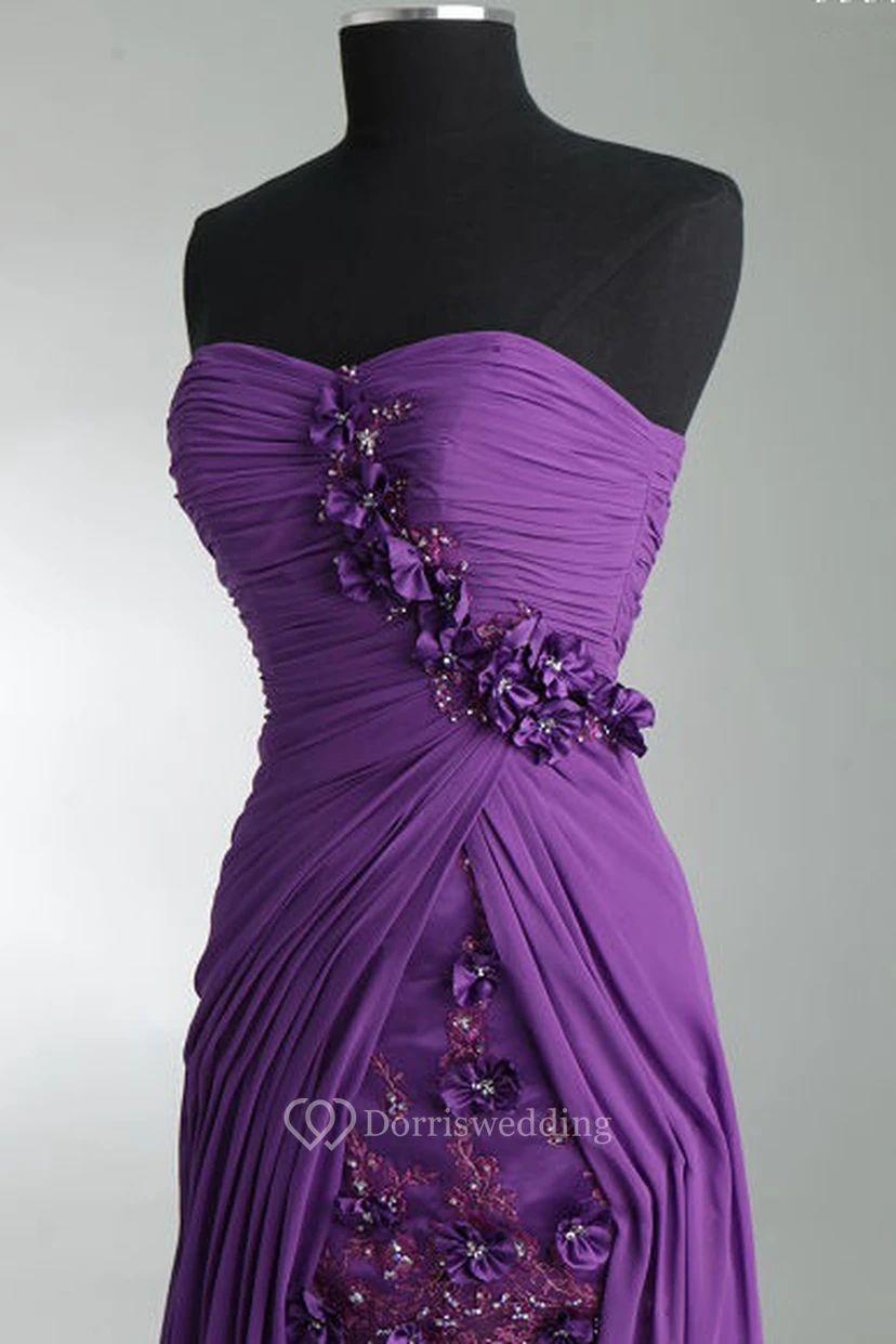 Robe fourreau asymétrique à fleurs, décolleté cœur, pour la mère de la mariée, avec châle en mousseline et détails en cristal. view 2