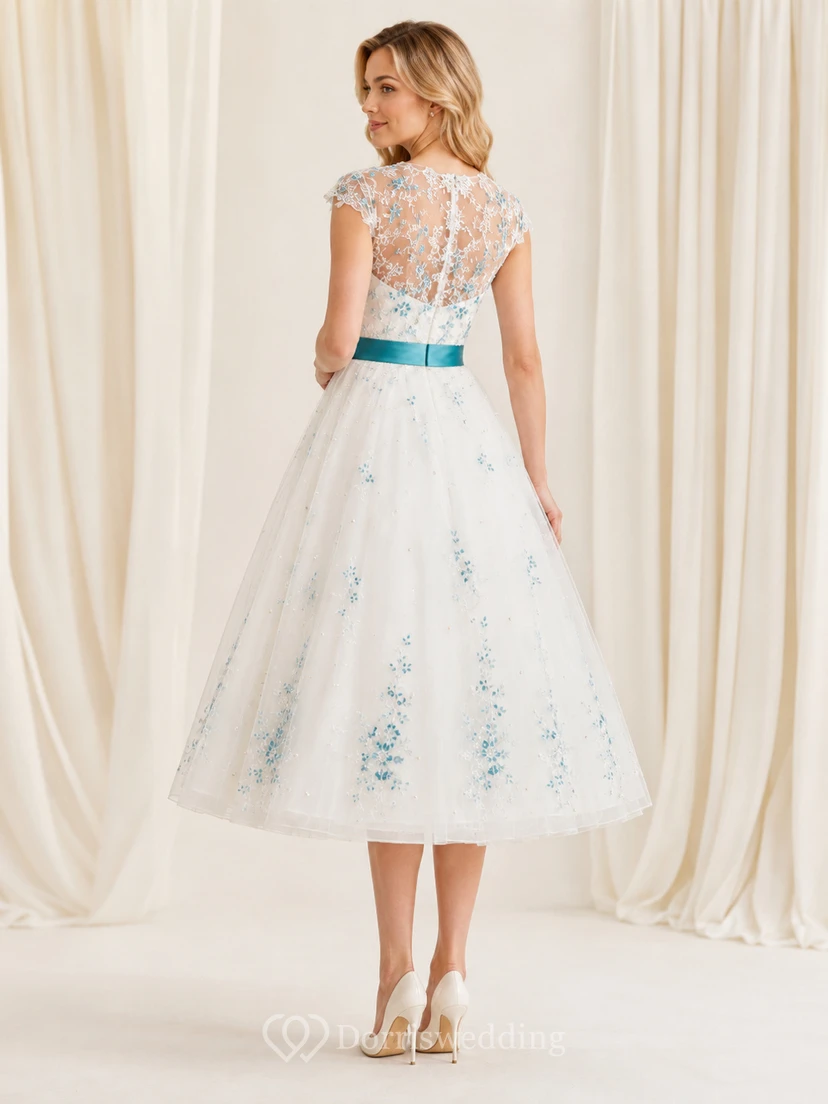 Vestido de novia de tul de corte A con escote barco y mangas cortas, largo hasta la rodilla, estampado floral en color verde azulado. view 2