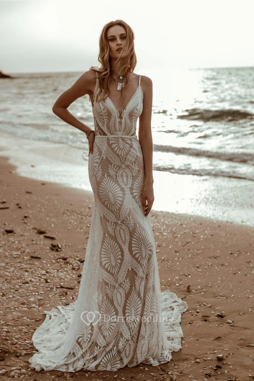 Robe de mariée fourreau bohème simple en dentelle, dos nu plongeant, style plage view 4