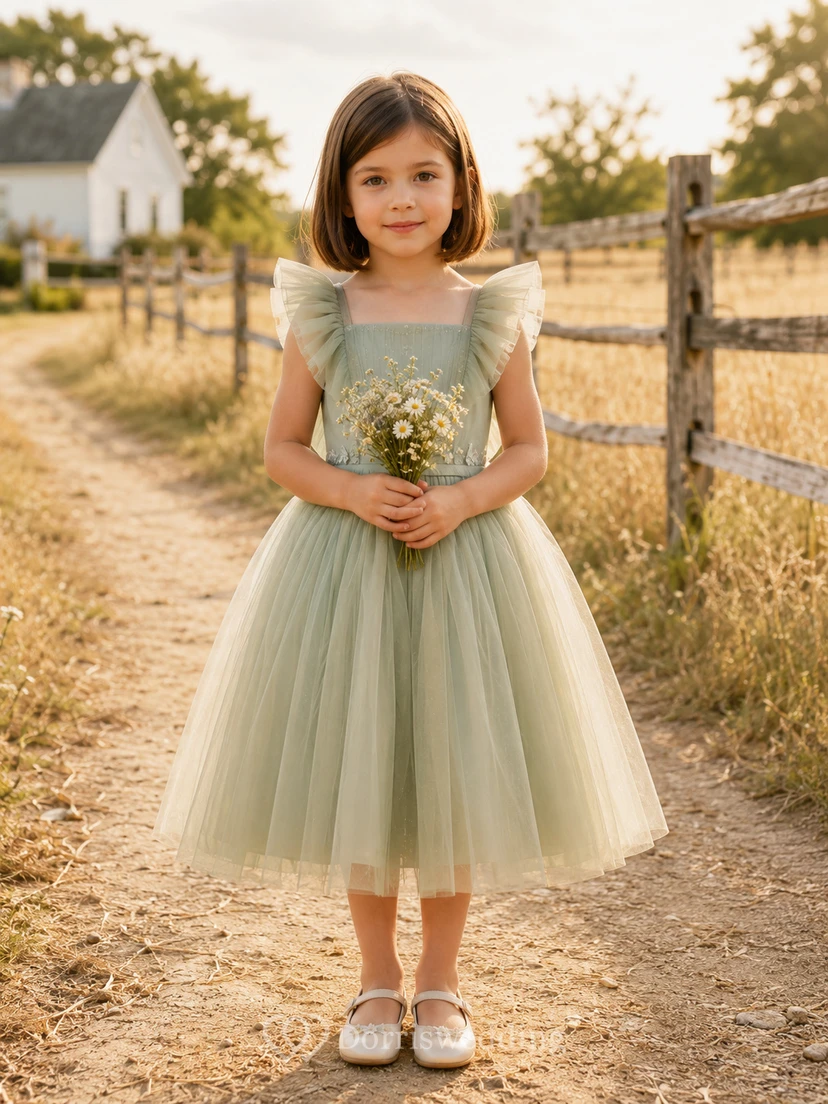 Blumenmädchenkleid aus salbeifarbenem Tüll, A-Linie, mit flatternden Ärmeln, eckigem Ausschnitt, Teelänge und Rüschenbesatz